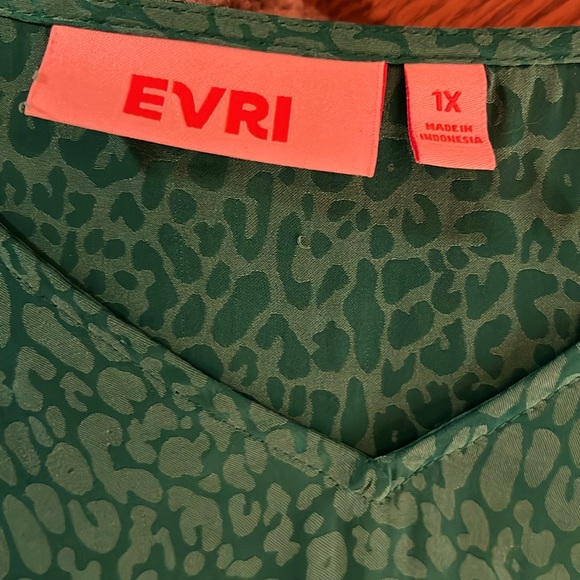 EVRI women’s v neck blouse in green, size 1X.🍀 - Picture 2 of 7